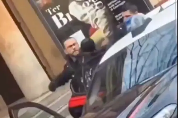 El vídeo de un policía golpeando en la cara a un joven negro se vuelve viral