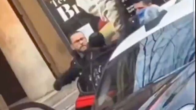 Momento en que un policía de Módena golpea a un ciudadano que se negó a identificarse