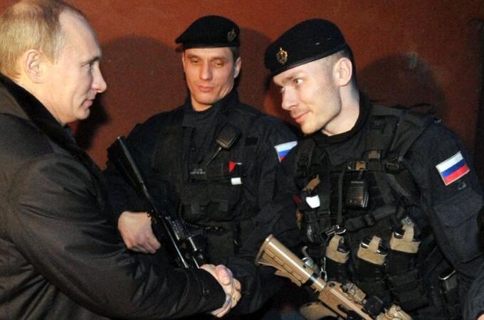 El presidente Vladimir Putin con las fuerzas especiales del FSB en Chechenia en 2011
