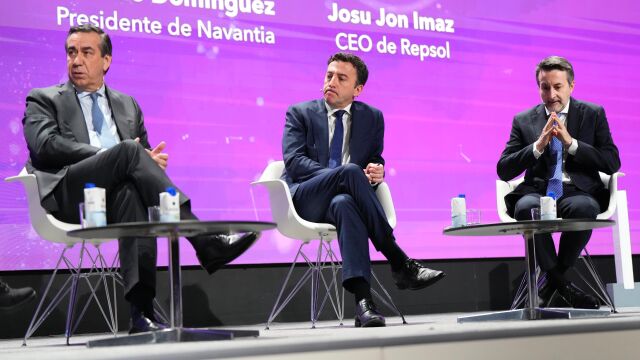 Bernardo Velázquez, CEO de Acerinox, Ricardo Domínguez, presidente de Navantia y Josu Jon Imaz, CEO de Repsol en el III Foro Indesia