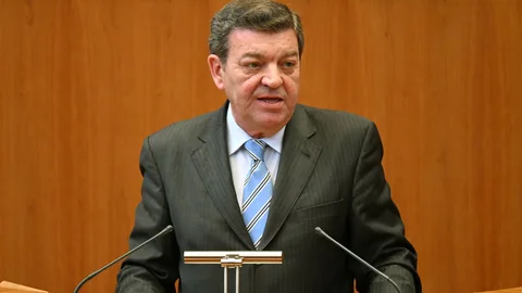 El consejero de la Presidencia, Luis Miguel González Gago, defiende la nueva ley del Juego en las Cortes