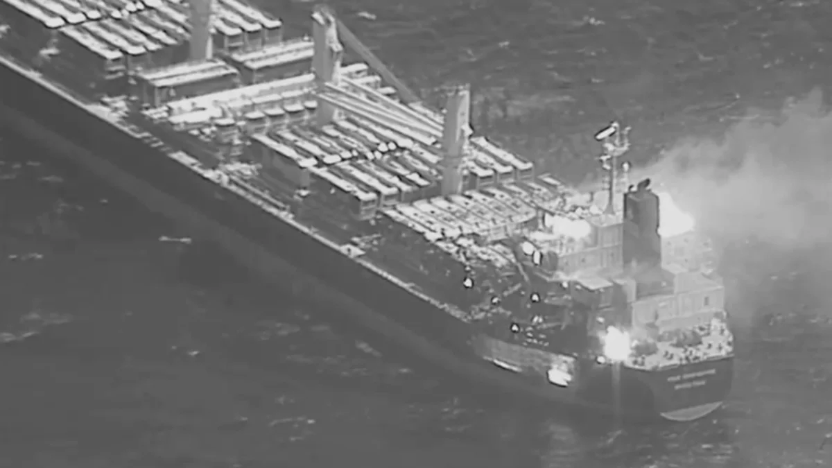 Daños importantes en un barco atacado con un misiles de los hutíes frente a Yemen