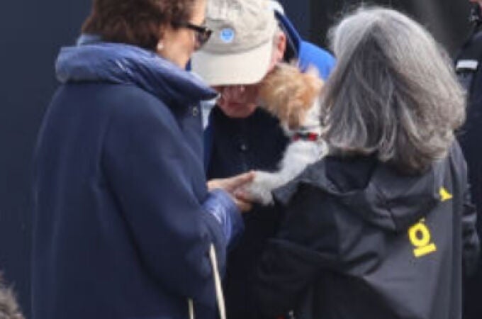 El Rey Juan Carlos en Sanxenxo con un perro besucón