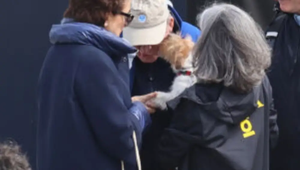 El Rey Juan Carlos en Sanxenxo con un perro besucón