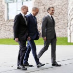 El canciller Olaf Scholz, el polaco Donald Tusk y el francés Emmanuel Macron