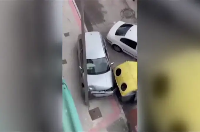 Un conductor se da a la fuga y arrasa con todo a su paso tras provocar un accidente en Carabanchel