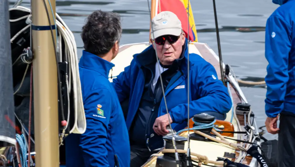 El Rey Juan Carlos sale a navegar en Sanxenxo