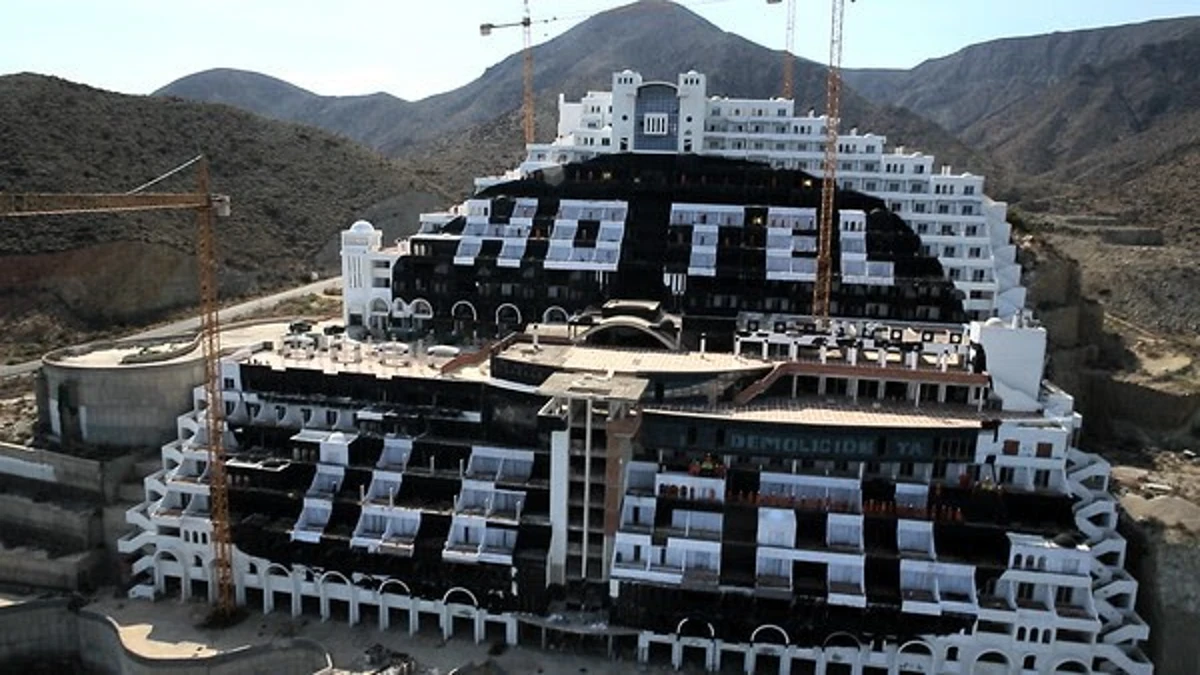 La demolición del hotel El Algarrobico: «el cuento de nunca acabar»