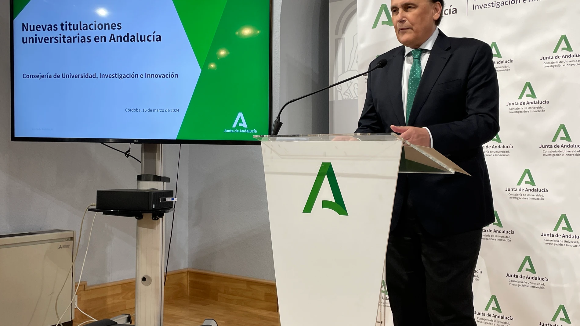 La Junta acepta incluir 184 títulos en la nueva programación de las universidades públicas