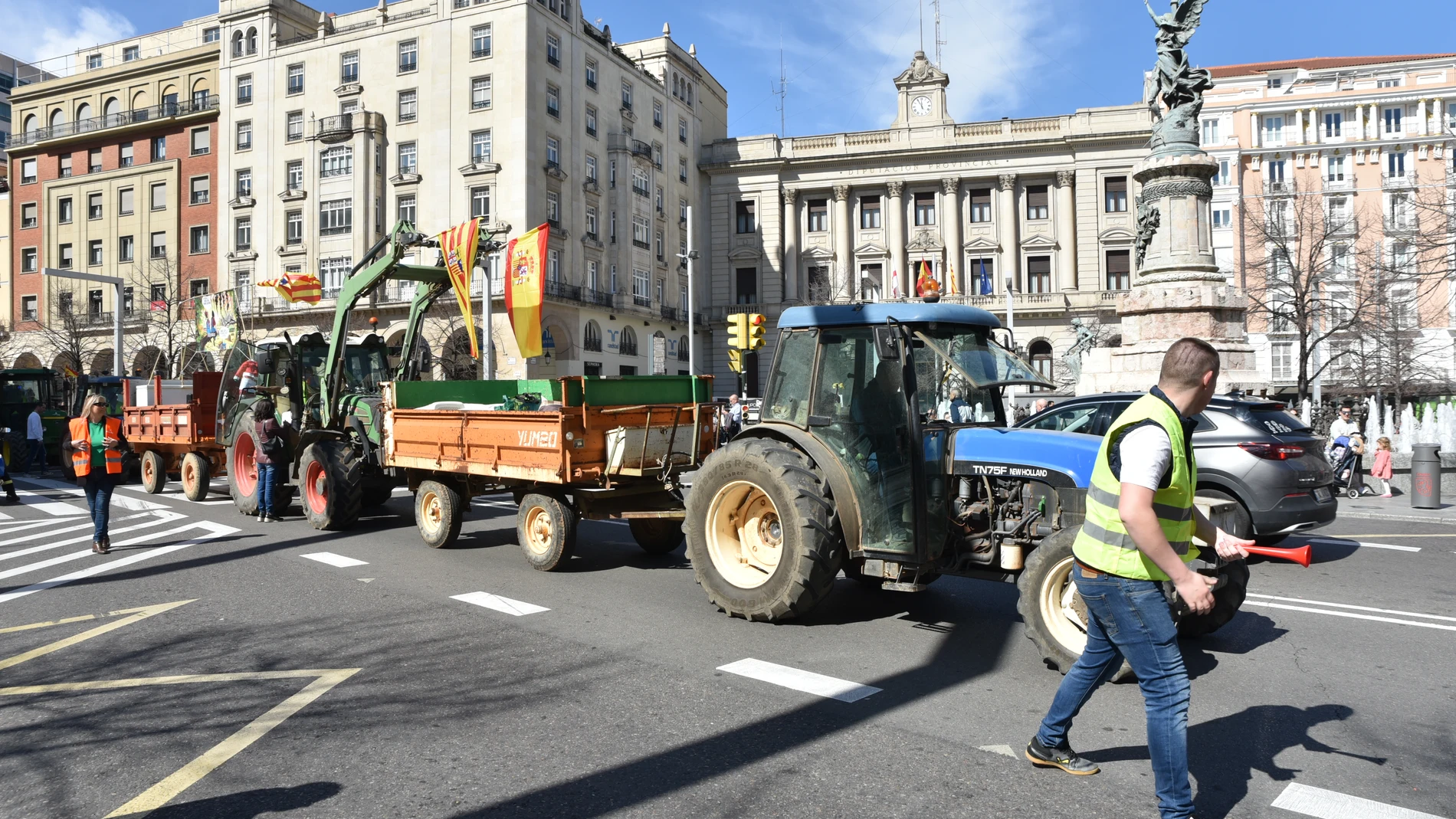 Varios tractores durante una nueva jornada de protestas de agricultores y ganaderos, a 16 de marzo de 2024, en Zaragoza, Aragón (España). Agricultores y ganaderos vuelven a pedir mejoras en el sector, entre ellas exigir ayudas para afrontar las sequías que sufre el campo, además de protestar contra las políticas europeas y su falta de rentabilidad. 16 MARZO 2024;TRACTORES;MARCHA;MANIFESTACIÓN;PROTESTAS;AGRICULTORES;GANADEROS;MEJORAS;AYUDAS;SEQUÍA Ramón Comet / Europa Press 16/03/2024