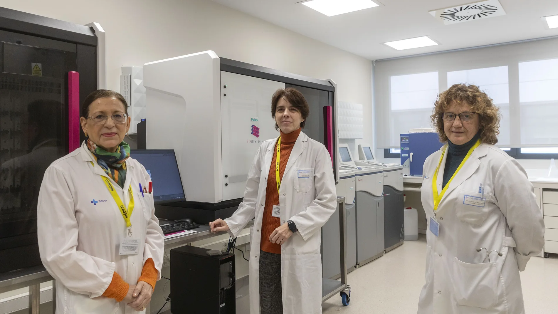 Las doctoras María Isidoro, Esther Mª Moreno y Mª Dolores Ludeña, del Complejo Asistencial de Salamanca