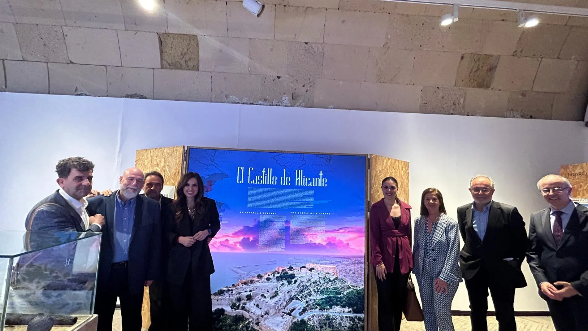 Imagen del día de la inauguración de la exposición "Guardianes de Piedra. Los castillos de Alicante”.
