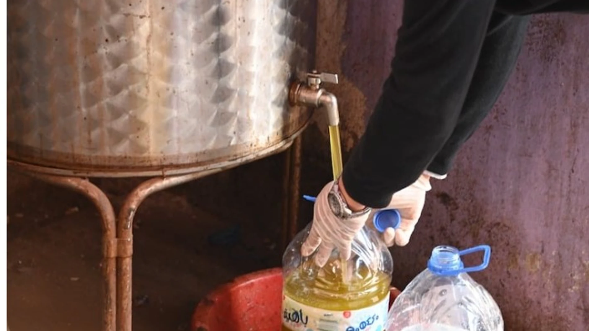 Proceso de envasado del aceite adulterado