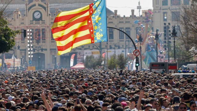 Disparo de la mascletà de las Fallas de 2024 en la plaza del Ayuntamiento de València a cargo de Pirotecnia Caballer FX