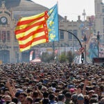 Disparo de la mascletà de las Fallas de 2024 en la plaza del Ayuntamiento de València a cargo de Pirotecnia Caballer FX