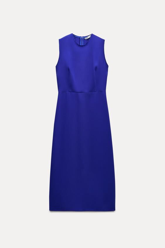 Vestido midi en morado.