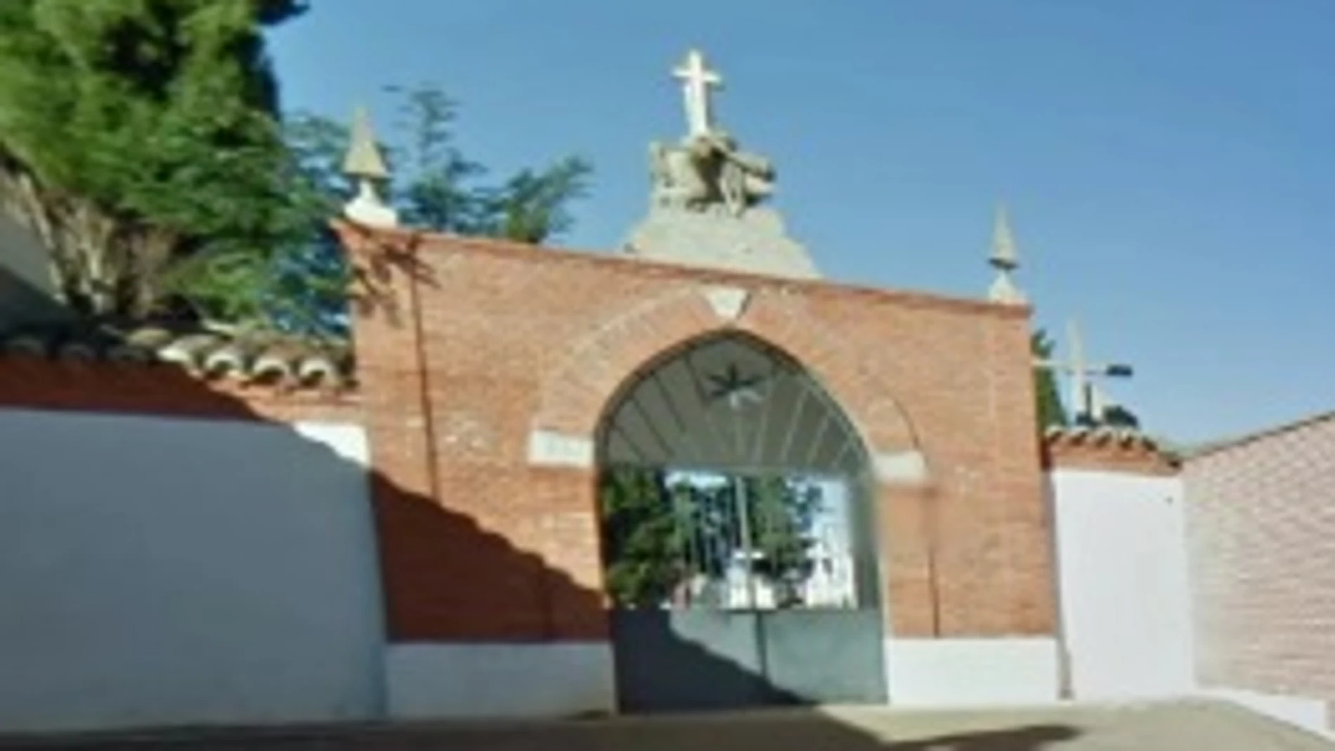 Entrada al cementerio de Valderas