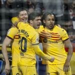 Sergi Roberto y Koundé felicitan a Lewandowski