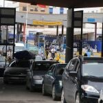  Varios vehículos circulan por el paso fronterizo de Beni-Enzar. 