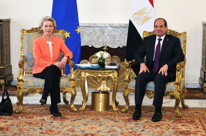 La presidenta de la Comisión Europea, Ursula von der Layen, y el presidente egipcio, Abdel Fattah Al Sisi en el palacio presidencial en El Cairo