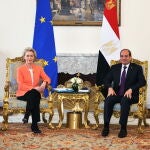 La presidenta de la Comisión Europea, Ursula von der Layen, y el presidente egipcio, Abdel Fattah Al Sisi en el palacio presidencial en El Cairo