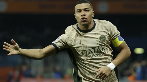 Kylian Mbappé celebra uno de sus tres goles al Montpellier