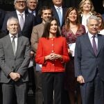 El ministro Fernando Marlaska, la reina Letizia y el presidente de Mutua Madrileña, Ignacio Garralda, tras el acto de entrega de las Ayudas a la Acción Social de la Fundación Mutua Madrileña a proyectos de ONG