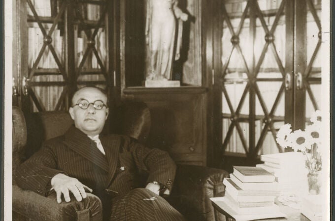 Gaziel retratado en una biblioteca en 1931