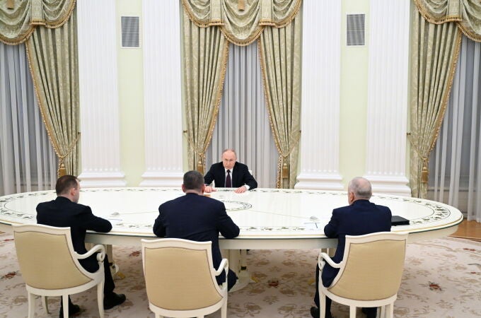 Russian President Putin meets other candidates in presidential elections