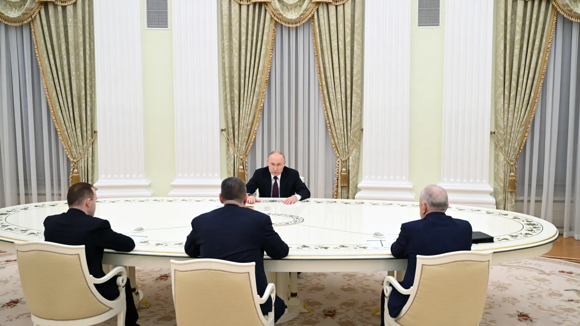 Moscow (Russian Federation), 18/03/2024.- Russian President and presidential candidate Vladimir Putin (C back) meets with the presidential candidates Nikolai Kharitonov (front R), Leonid Slutsky (front C), Vladislav Davankov (front L) in Moscow, Russia, 18 March 2024. The general voter turnout in Russia's presidential election, including online voting, has reached an all-time high of 77.44 percent, the highest in the country since 1991, according to the Central Election Commission (CEC). Voti...