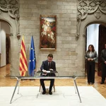 El presidente de la Generalitat, Pere Aragonès, durante el acto de firma el decreto de disolución del Parlament y de convocatoria de elecciones