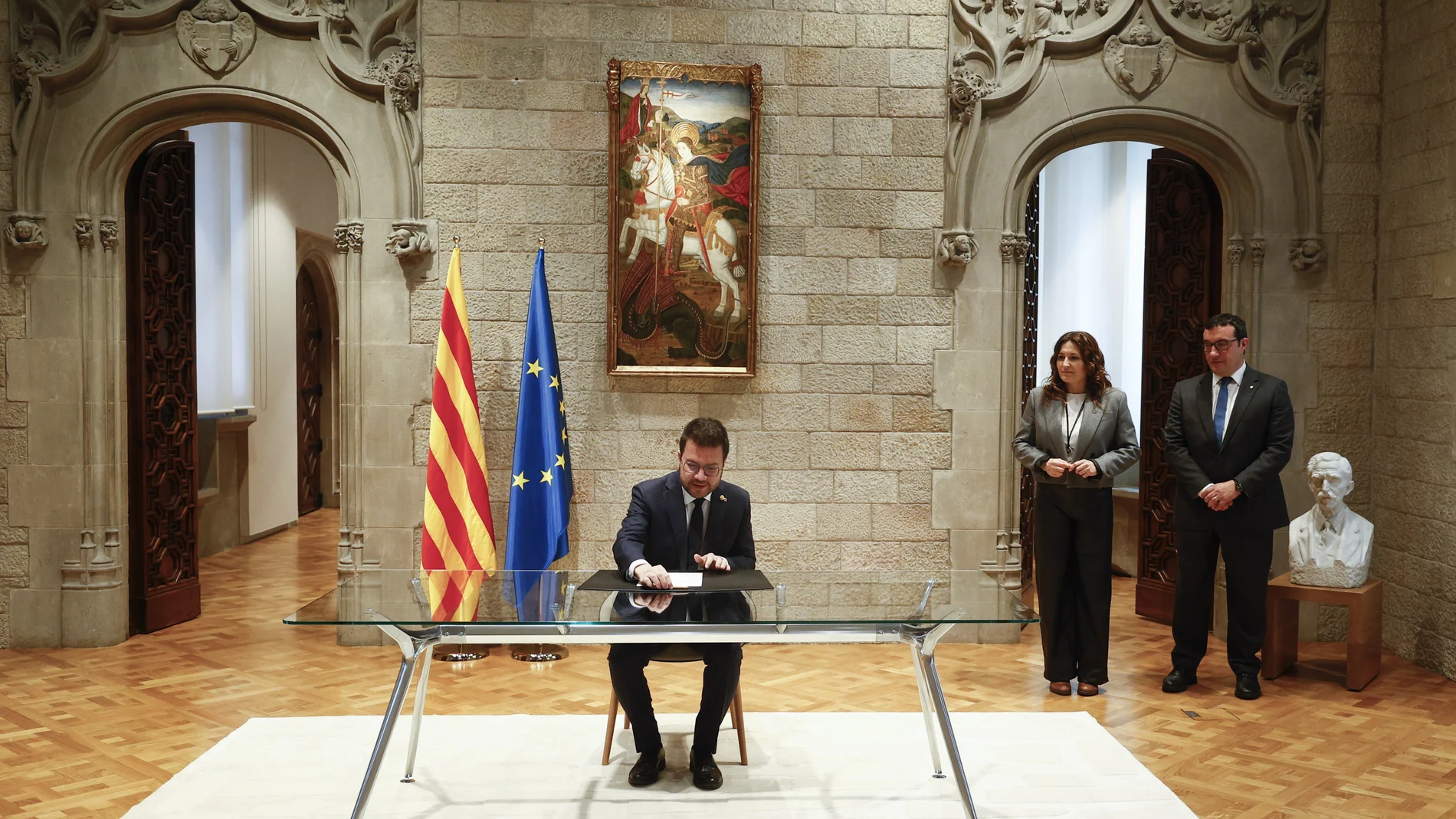 El presidente de la Generalitat, Pere Aragonès, durante el acto de firma el decreto de disolución del Parlament y de convocatoria de elecciones