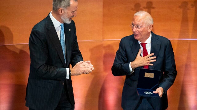 D. Isak Andic recibe el premio por parte de su Majestad el Rey durante la entrega del premio Reino de España a la Trayectoria Empresarial a D. Isak Andic, cofundador y presidente de Mango, Barcelona, 18 de Marzo de 2024. Joan Mateu Parra