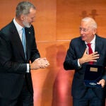 D. Isak Andic recibe el premio por parte de su Majestad el Rey durante la entrega del premio Reino de España a la Trayectoria Empresarial a D. Isak Andic, cofundador y presidente de Mango, Barcelona, 18 de Marzo de 2024. Joan Mateu Parra