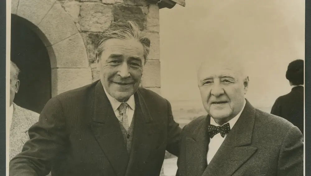 Josep Pla (izquierda) y Gaziel en Pals, en 1962