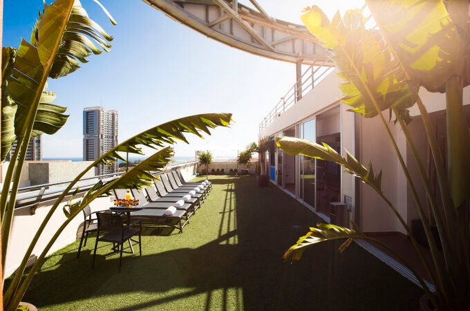 El solárium del Hotel Silken Atlántida de Santa Cruz de Tenerife cuenta con unas vistas privilegiadas
