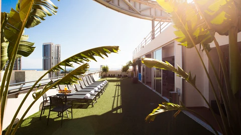 El solárium del Hotel Silken Atlántida de Santa Cruz de Tenerife cuenta con unas vistas privilegiadas