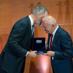 Economía.- El Rey entrega el Premio Reino de España a Isak Andic, "modelo" de emprendimiento para los jóvenes