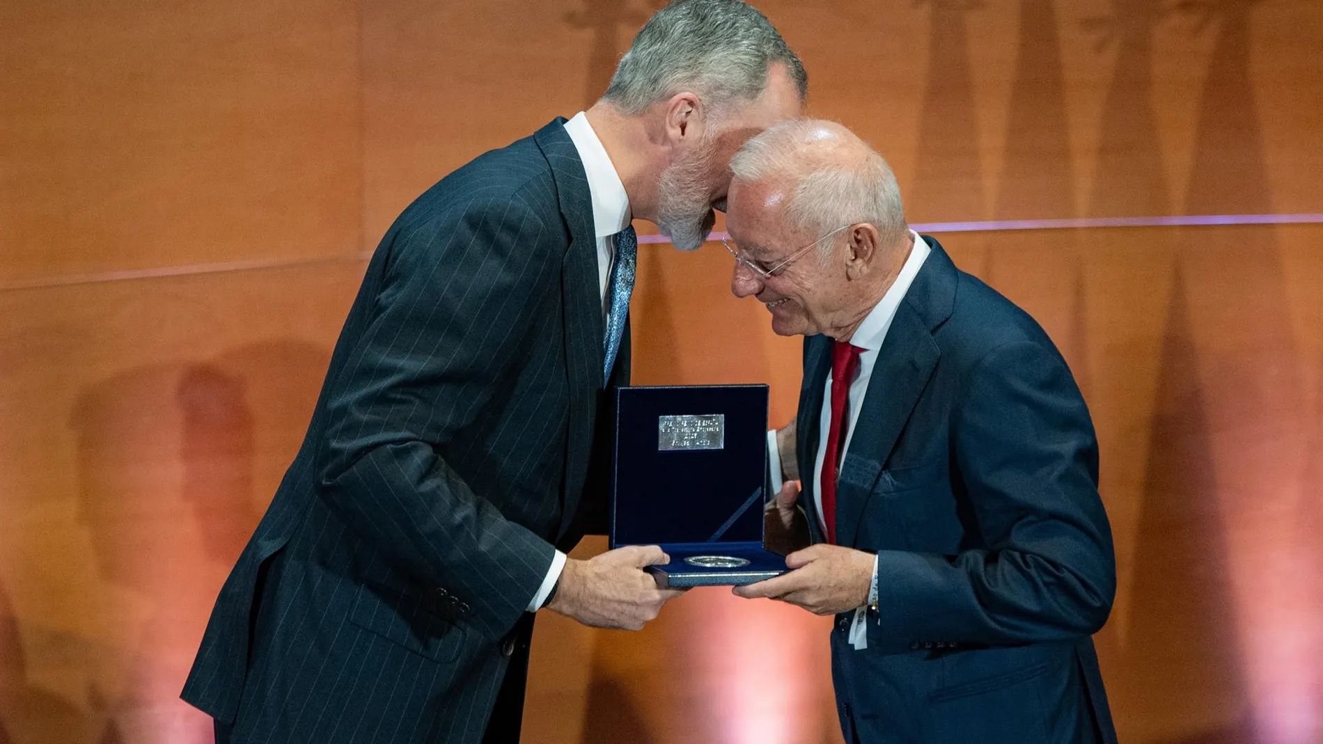 Economía.- El Rey entrega el Premio Reino de España a Isak Andic, "modelo" de emprendimiento para los jóvenes