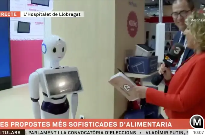 Una reportera de 'Els Matins' habla con un robot camarero y pasa esto en directo