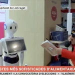 Una reportera de "Els Matins" habla con un robot camarero en directo y pasa esto