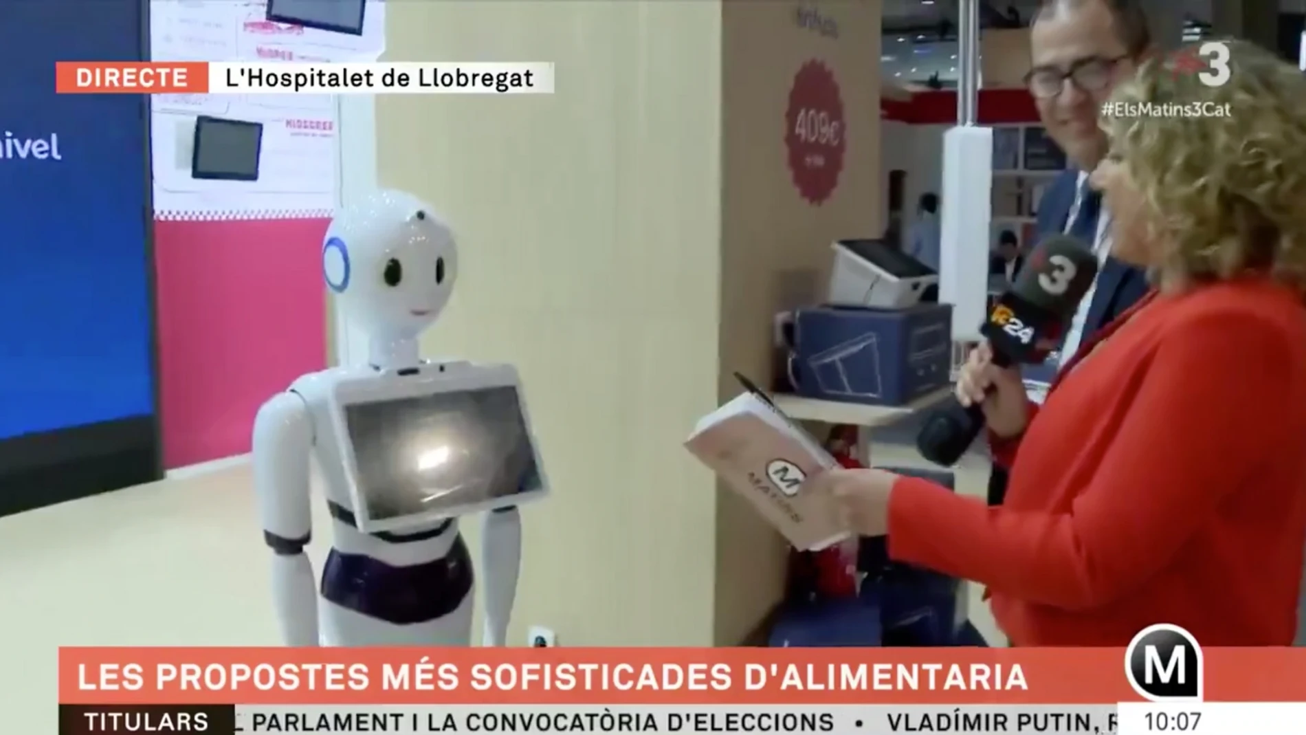 Una reportera de "Els Matins" habla con un robot camarero en directo y pasa esto