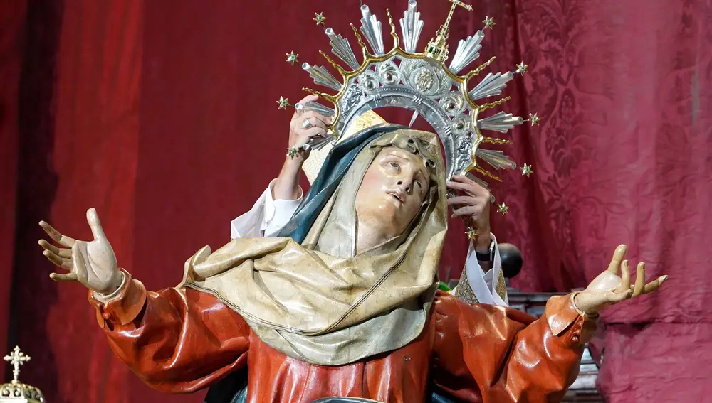 Colocación de la corona en la talla de la Virgen de los Dolores
