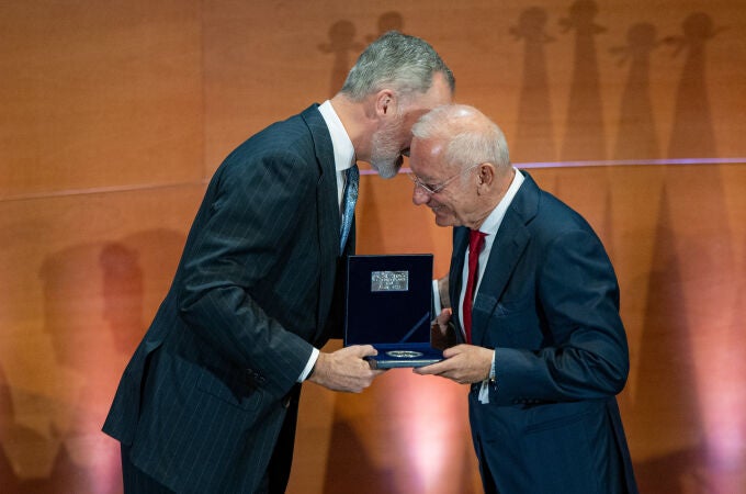 Felipe VI entrega el VIII Premio Reino de España a la Trayectoria Empresarial (Iese) al presidente y fundador de Mango