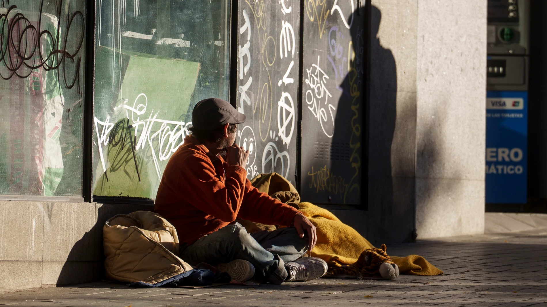 Una persona sin hogar en Madrid