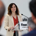 La presidenta de la Comunidad de Madrid, Isabel Díaz Ayuso, visita las instalaciones de Finanzauto