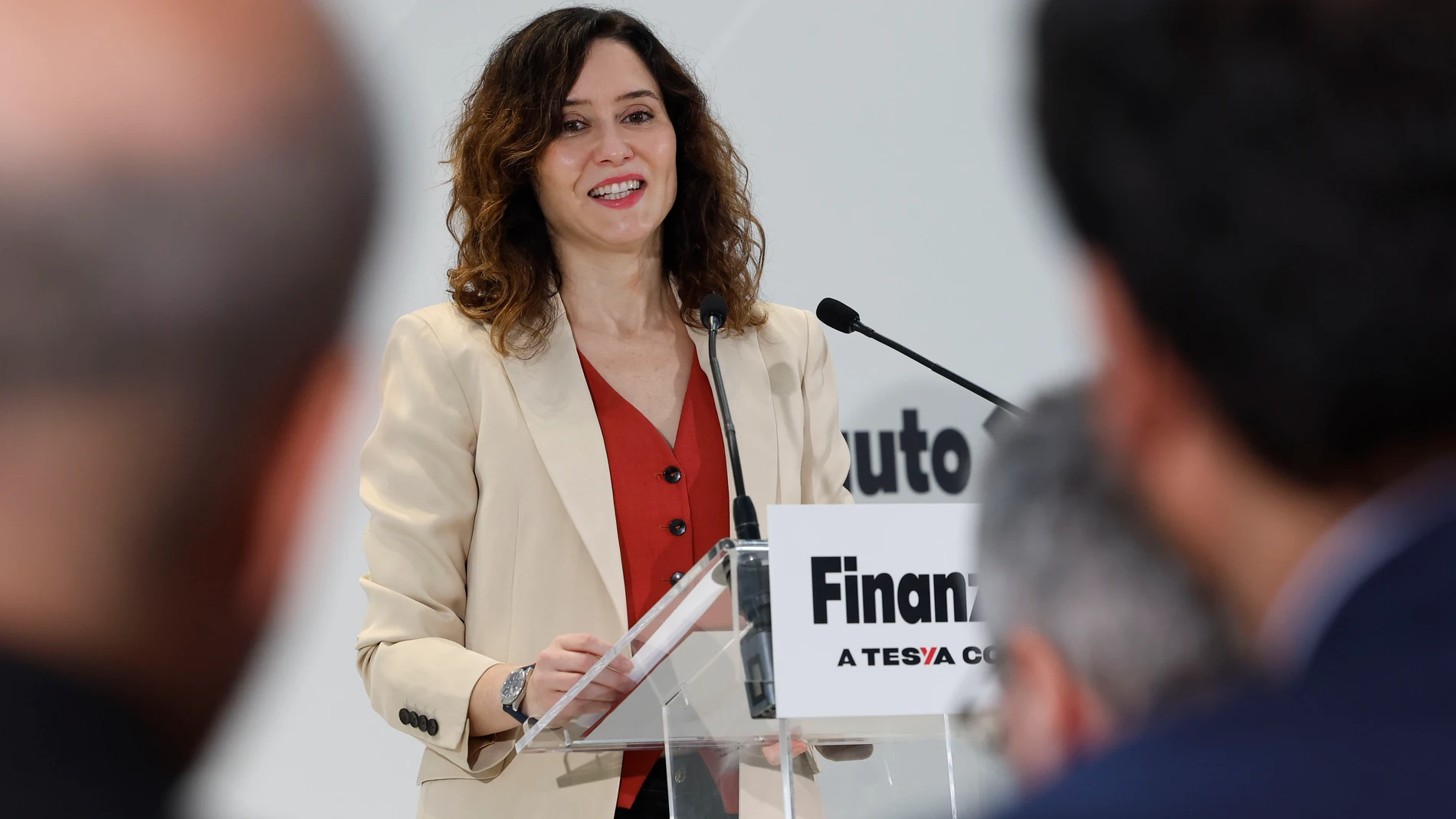 ARGANDA DEL REY (MADRID), 18/03/2024.- La presidenta de la Comunidad de Madrid, Isabel Díaz Ayuso, da un discurso mientras visita las instalaciones de Finanzauto este lunes en la localidad madrileña de Arganda del Rey. EFE/ Chema Moya