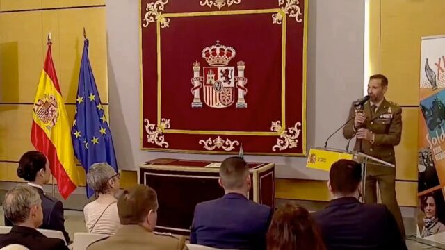 La actuación musical de un oficial del Ejército en una entrega de premios 