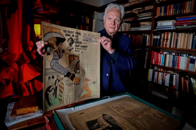 Rodrigo de Zayas muestra uno de los dibujos de su padre, Marius de Zayas, el artista que llevó por primera vez el arte de Picasso a Nueva York 