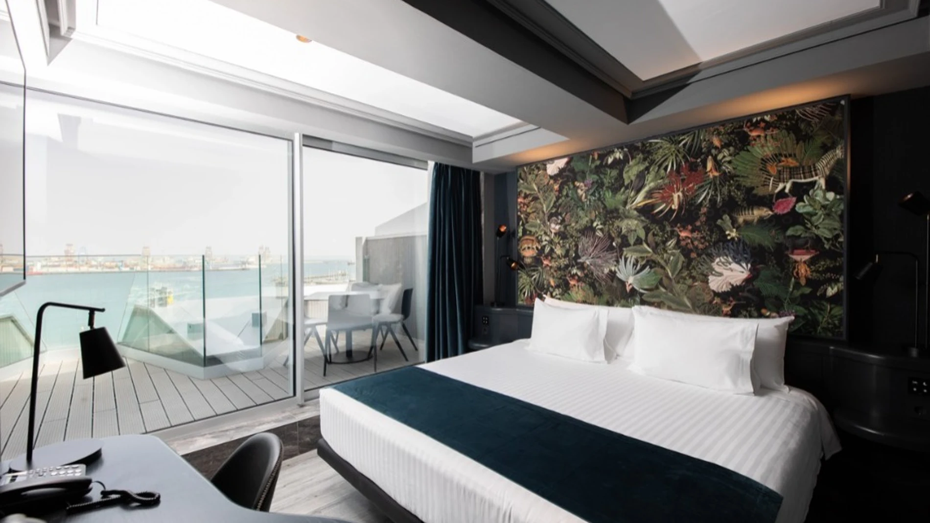 Una de las habitaciones del Silken Saaj Las Palmas con vistas al mar